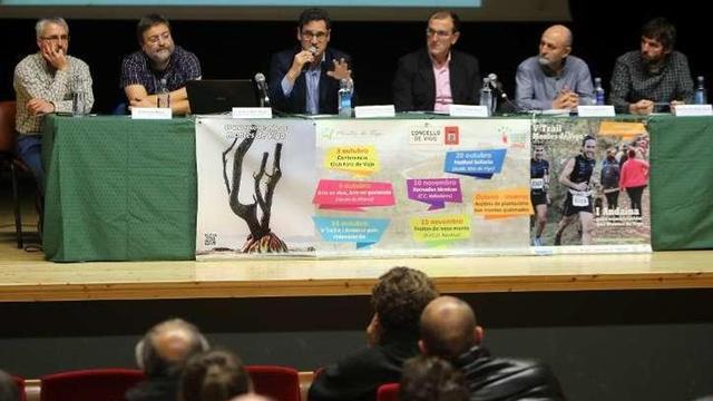 El centro cultural de Valladares acogió las jornadas sobre el futuro del monte. // M.G.B.