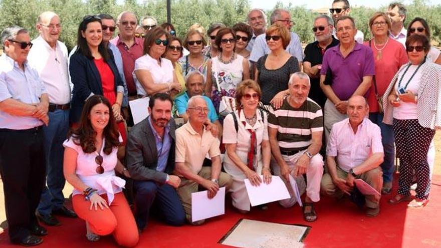 El grupo de socios, el arquitecto Marcos Sánchez y los concejales José Ramón Carmona, Teresa Molina y Ana Cebrián.