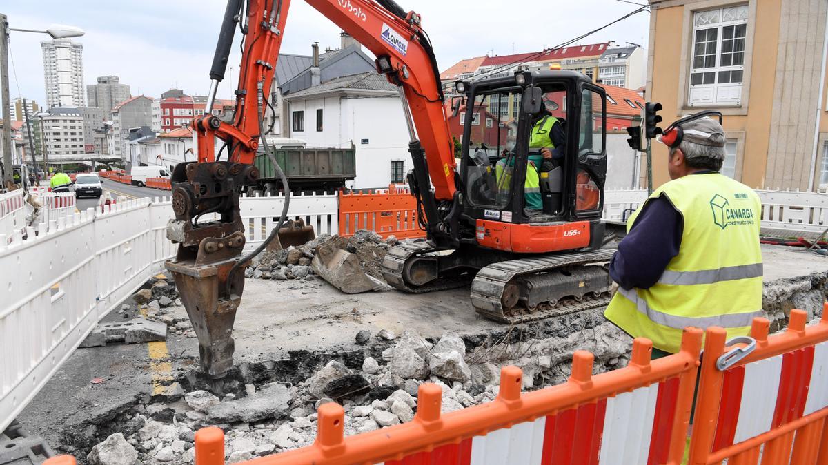 Corte de tráfico en avenida de Arteixo por la instalación de una tubería de gas.