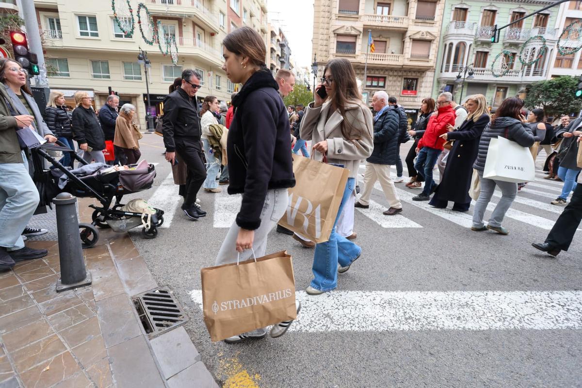 Calles abarrotadas en el centro de València para hacer las últimas compras de la Navidad