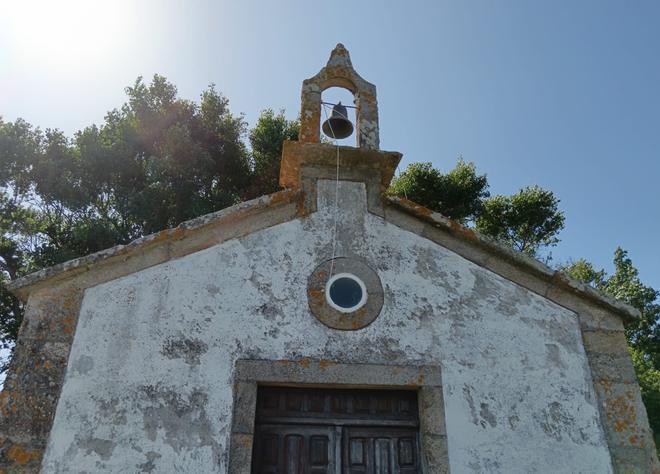 El estado de la antigua capilla de San Xaquín de Ons, de mediados del siglo XIX