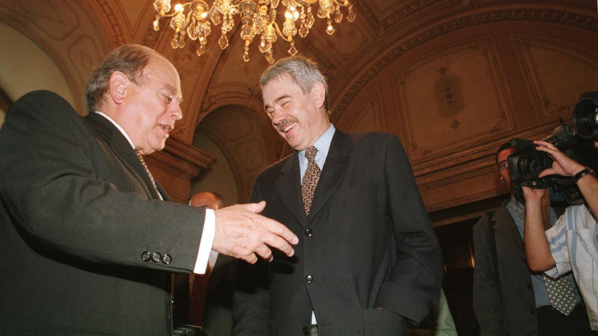 Imagen de archivo de Jordi Pujol y Pasqual Maragall, en 1998, en el Parlament.