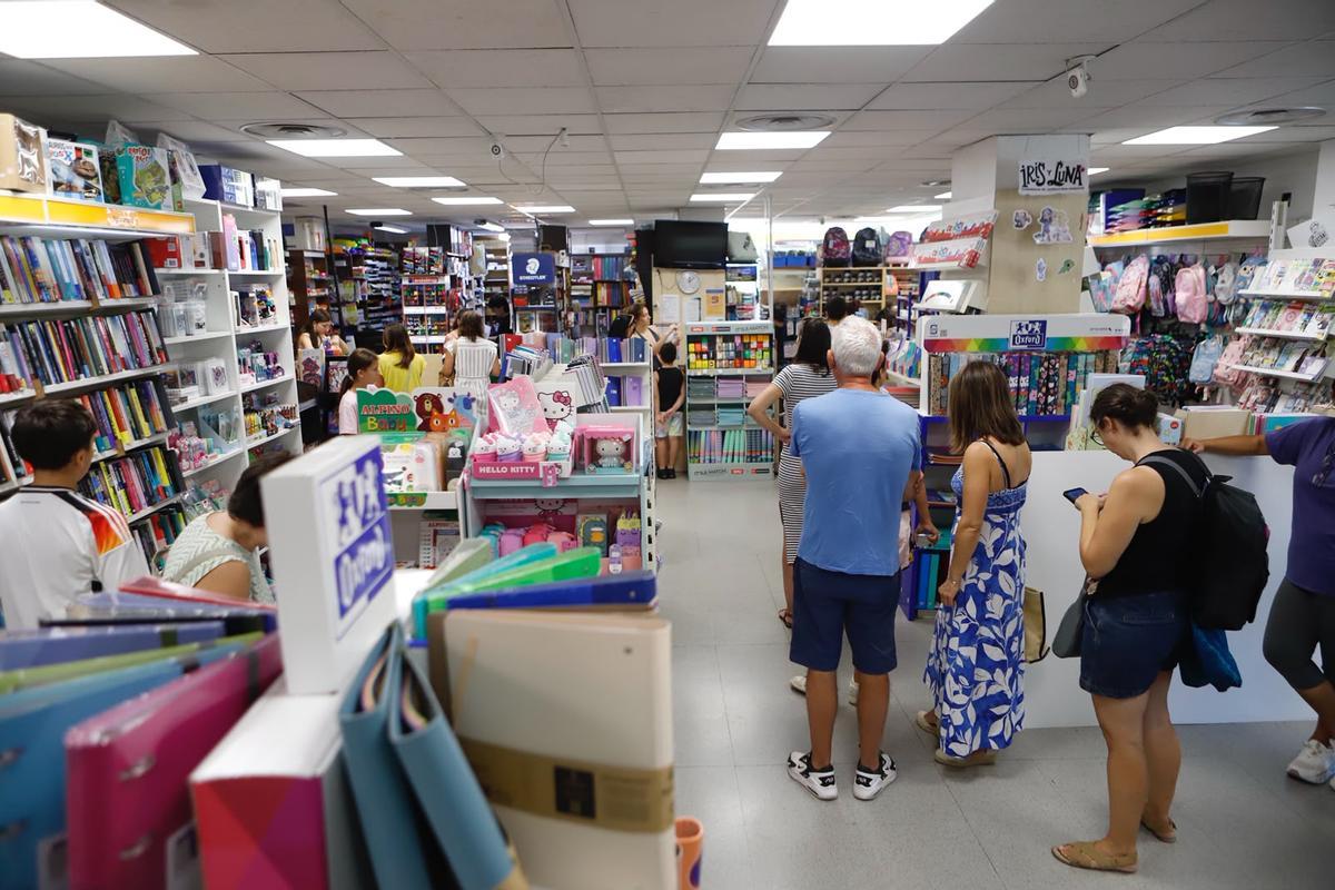 Larga fila en el interior de la Librería Siglo 21 desde primera hora de la mañan