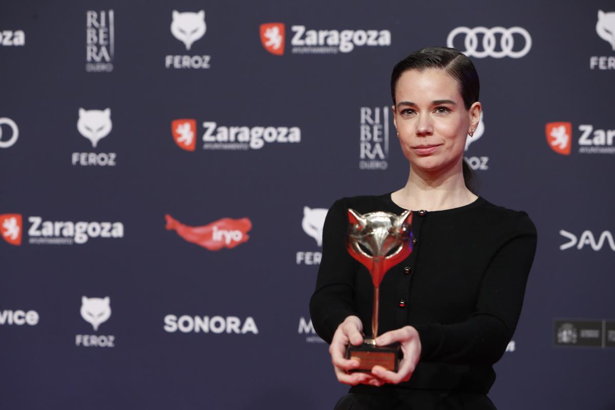 ZARAGOZA, 28/01/2023.- La actriz Laia Costa tras recibir el premio a Mejor actriz protagonista de una película por su trabajo en 5 lobitos durante la ceremonia de entrega de la décima edición de los Premios Feroz que otorga la Asociación de Informadores Cinematográficos de España (AICE), este sábado en Zaragoza. EFE/Javier Belver.