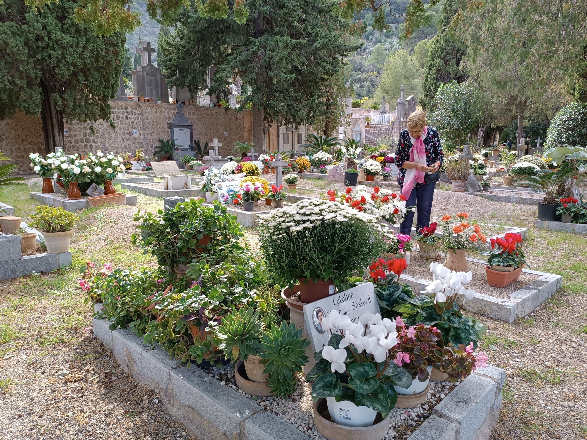 Miles de personas acuden a los cementerios de la Part Forana para honrar a sus difuntos, en imágenes