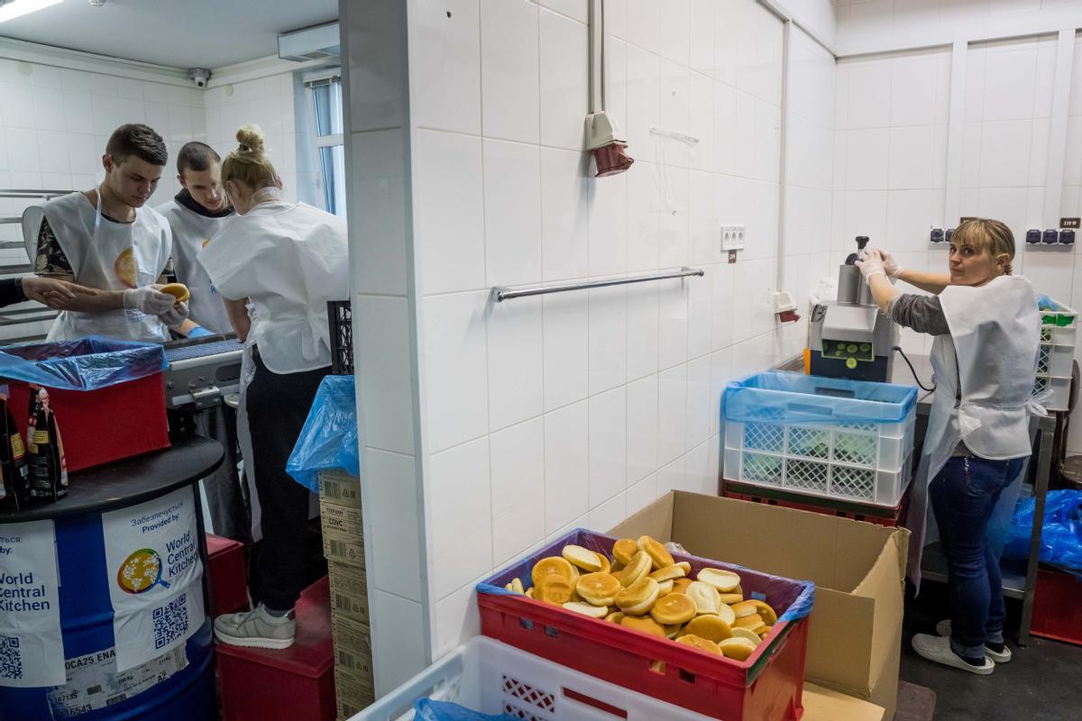 Trabajadores de Central Kitchen, la ONG del chef José Andrés, preparan raciones de comida para refugiados en un centro de la ciudad de Lviv.