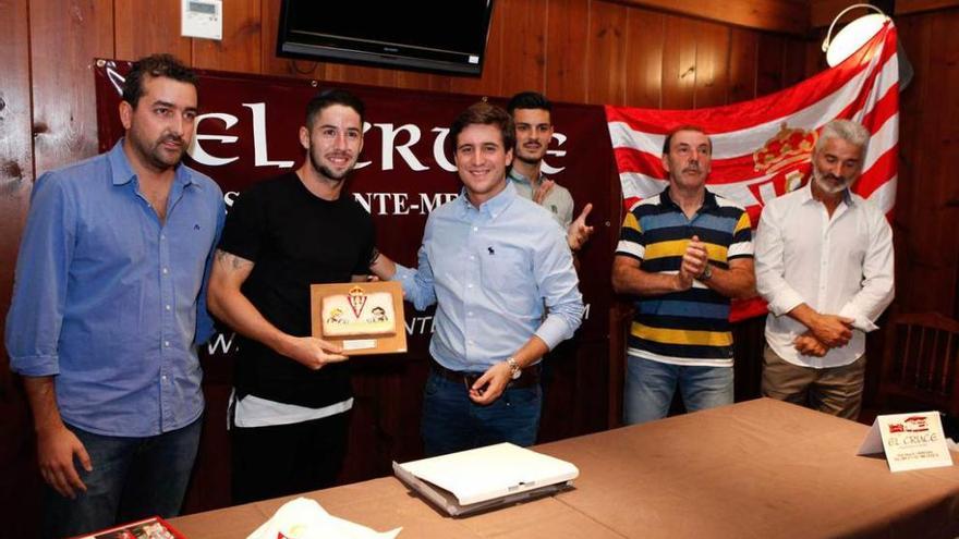 Hugo Fraile recibe el trofeo coraje, con Sergio, Cundi y Redondo tras él.