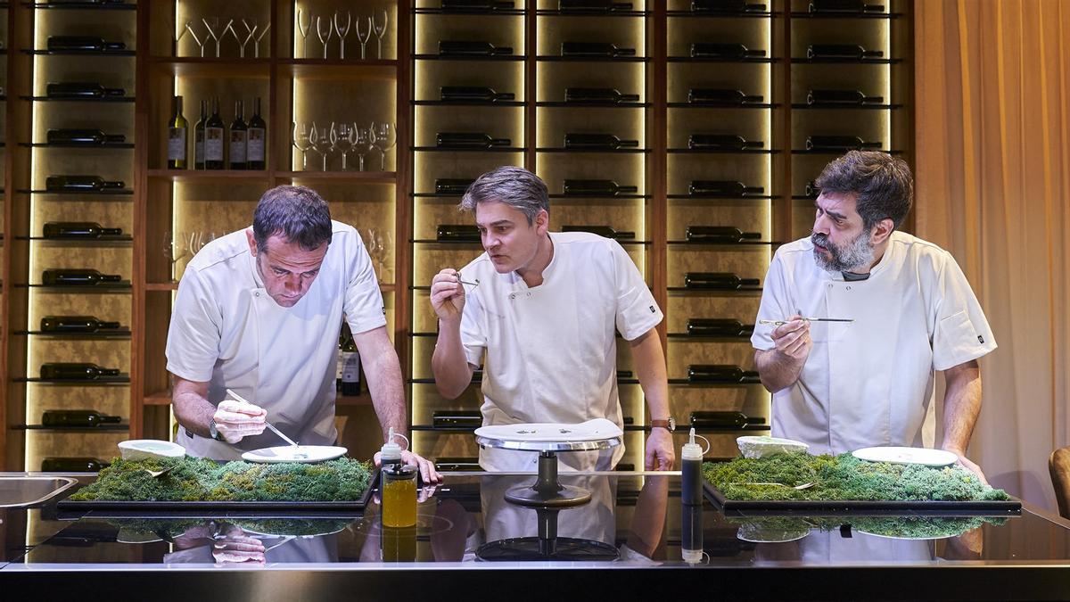 Escena de 'Un menú tancat' con los tres actores protagonistas: Joan Arqué, Roger Coma y Òscar Muñoz.