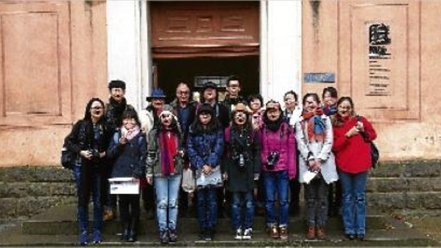 Els estudiants xinesos i els seus professors i acompanyants, ahir al Museu de la Colònia Vidal