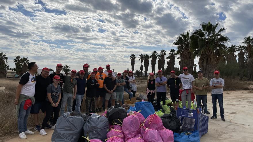 100 voluntarios limpian la playa de la desembocadura del Guadalhorce