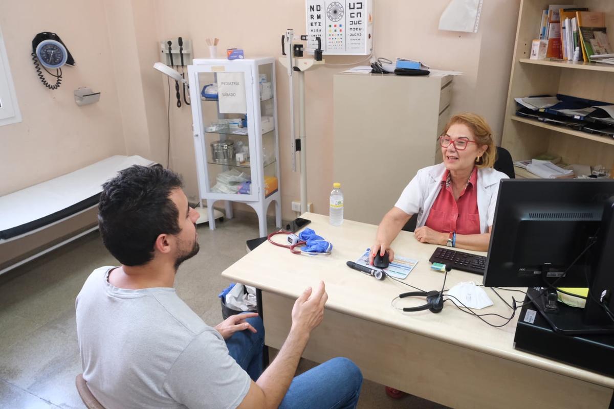 Una médico y un paciente en consulta sin mascarilla en el centro de salud del Pla de Alicante