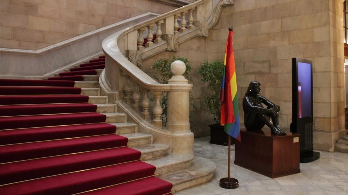Una bandera LGTBI en las escaleras del Parlament.