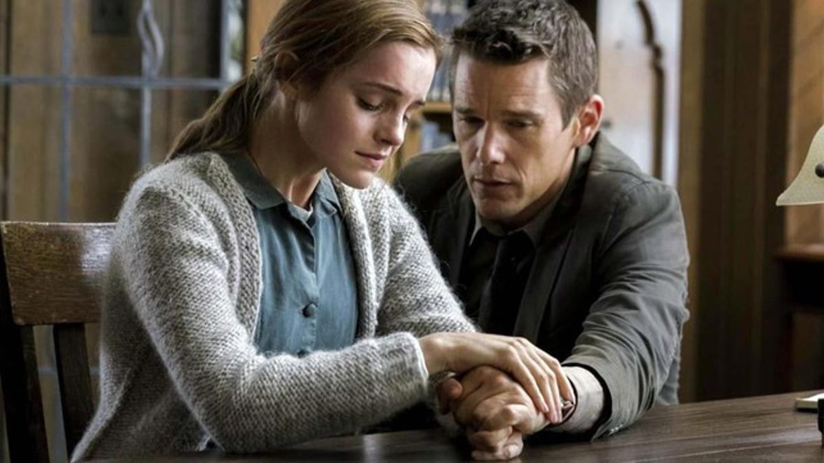 Ethan Hawke y Emma Watson, en 'Regresión', de Alejandro Amenábar.