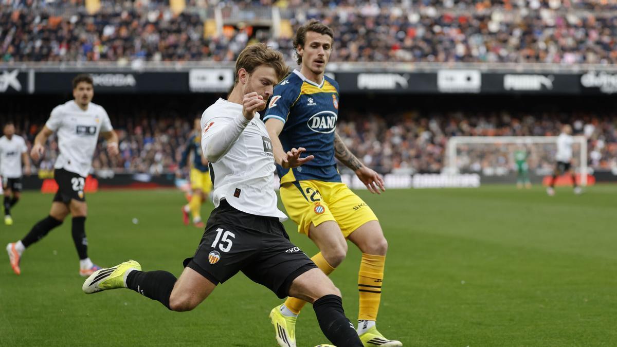 Valencia CF: Cuidado en el Valencia CF con la rodilla de Lucas Beltrán: El último precedente