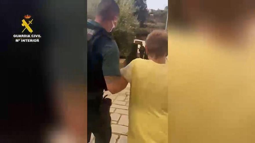 La Guardia Civil evacúa la urbanización El Encinar del Alberche por el incendio de Almorox
