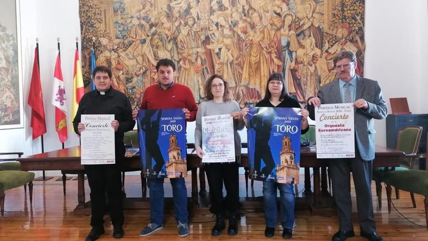 Responsables municipales, de la Junta Pro Semana Santa y la autora de la imagen presentan el cartel