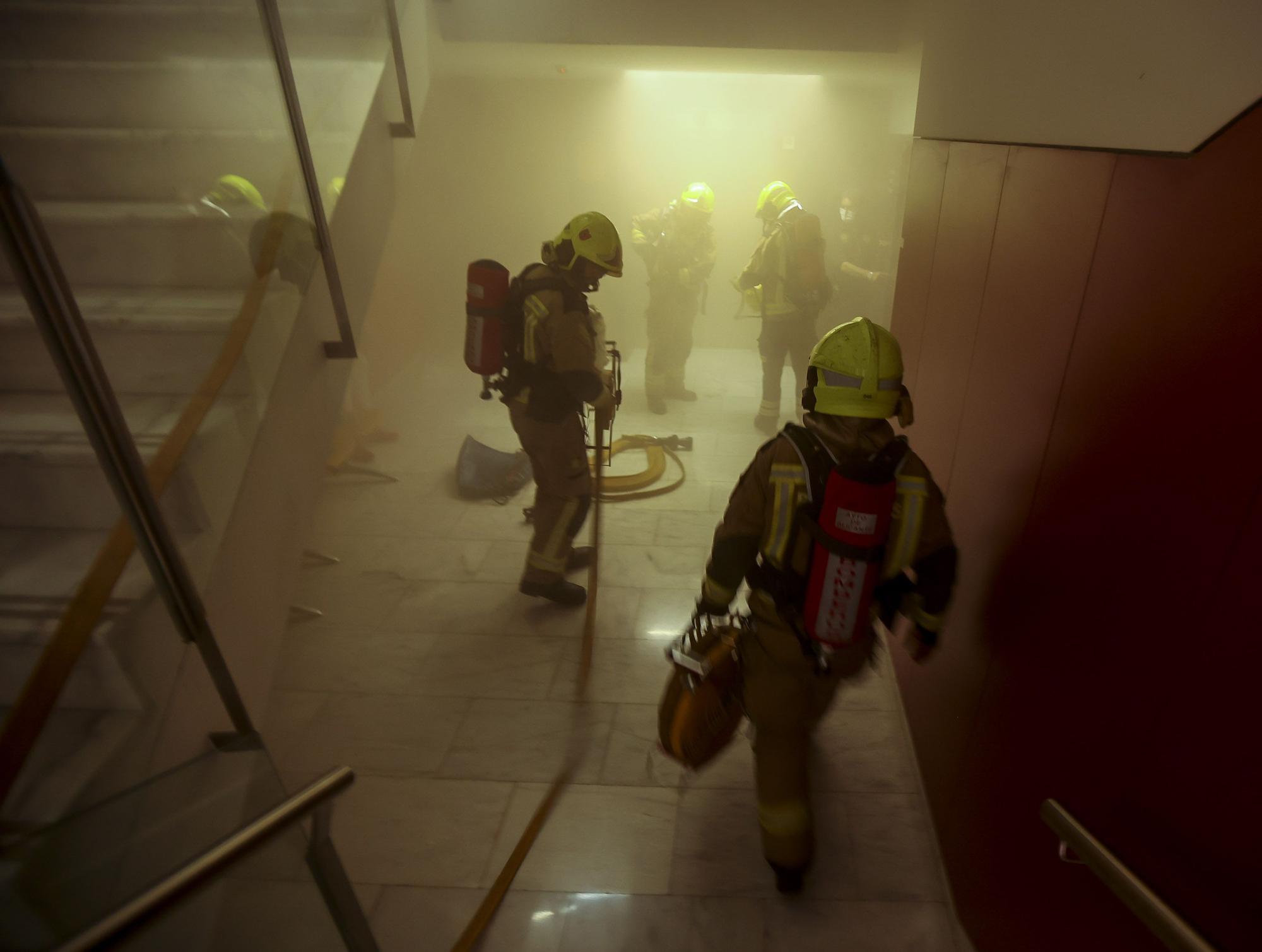 Simulacro de los bomberos en el Centro de Sanidad de la calle Gerona