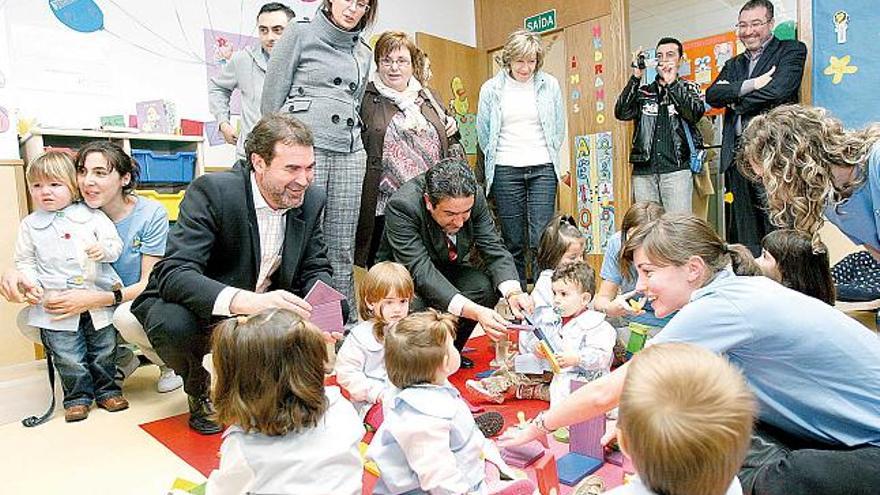 Anxo Quintana visitó, junto a otros responsables políticos, la galescola de la calle Palencia.