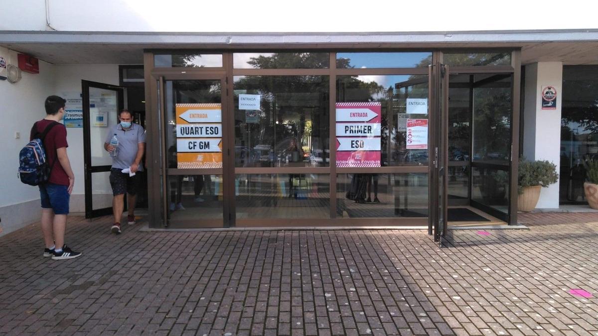 Una imagen de la entrada principal del instituto de Sineu.