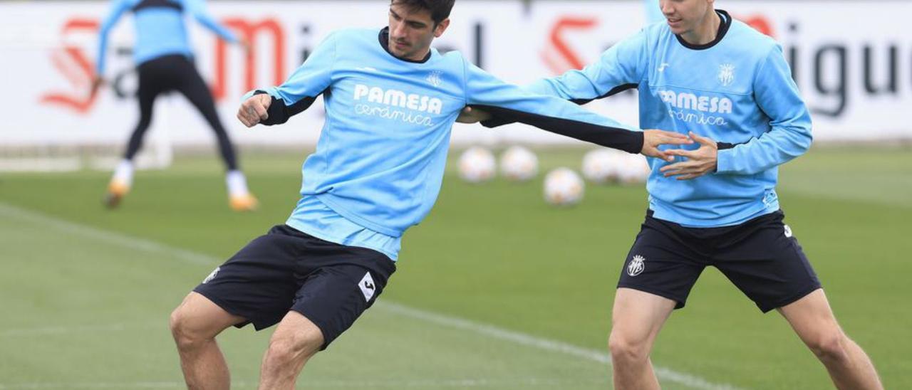 Juan Foyth agarra a Gerard, en el entrenamiento del Villarreal. |  // EFE