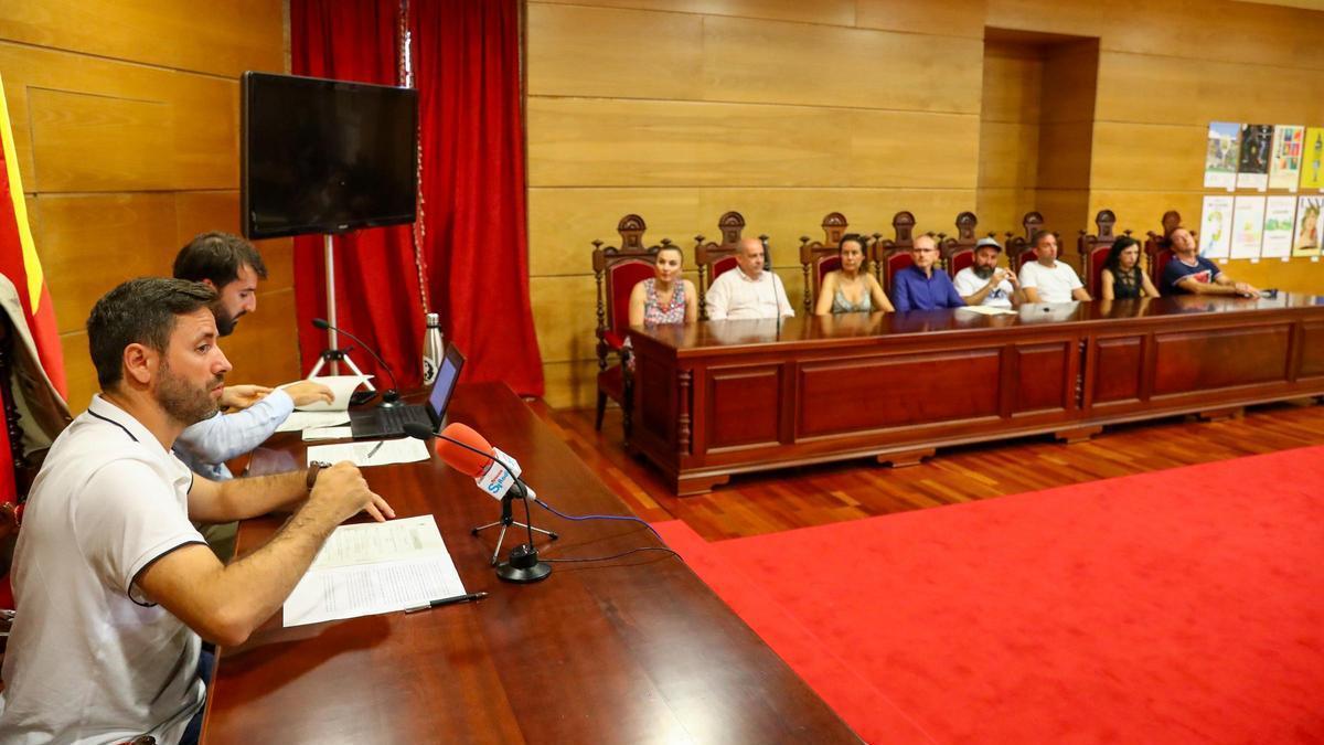 Un pleno anterior de la Corporación municipal de Cambados.