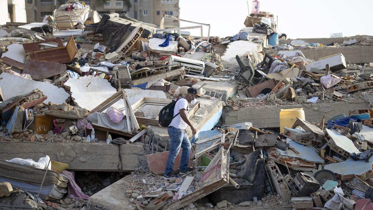 Detalle de un edificio derruido en Catia la Mar, Venezuela, mientras continúa la búsqueda entre los escombros de los edificios, este viernes. Recostados en colchones, sábanas, sillas, carpas y campamentos improvisados, cientos de personas duermen en el asfalto, jardineras, plazas y canchas en Catia La Mar, una de las ciudades más afectadas por los terremotos de magnitud 7,2 y 7,5 ocurridos el miércoles en Venezuela y que se han cobrado la vida de 235 personas. EFE/ Ronald Peña R