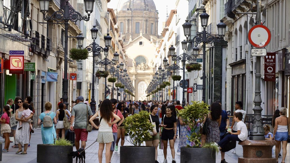 Decenas de personas pasean por la calle Alfonso de Zaragoza este pasado martes