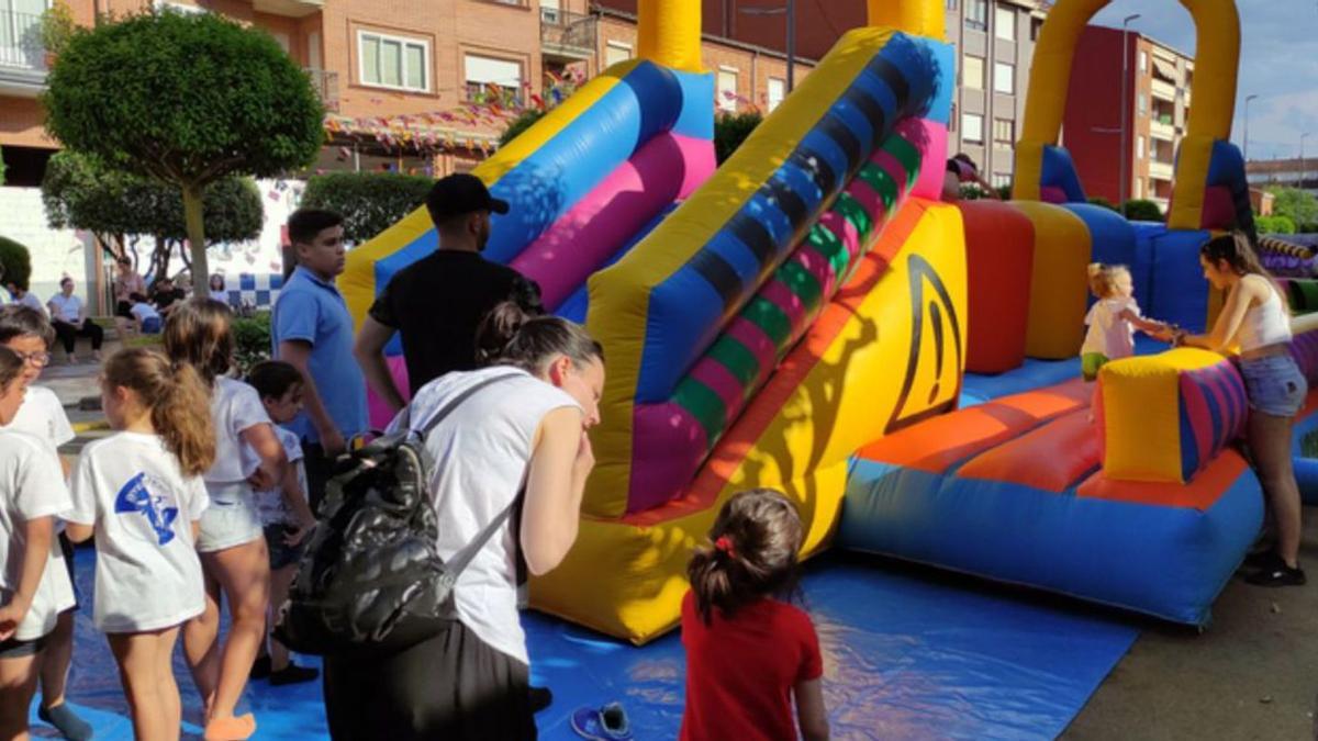 Los niños disfrutaron de los hinchables de la Peña Garrafón, en Maragatos. | E. P.