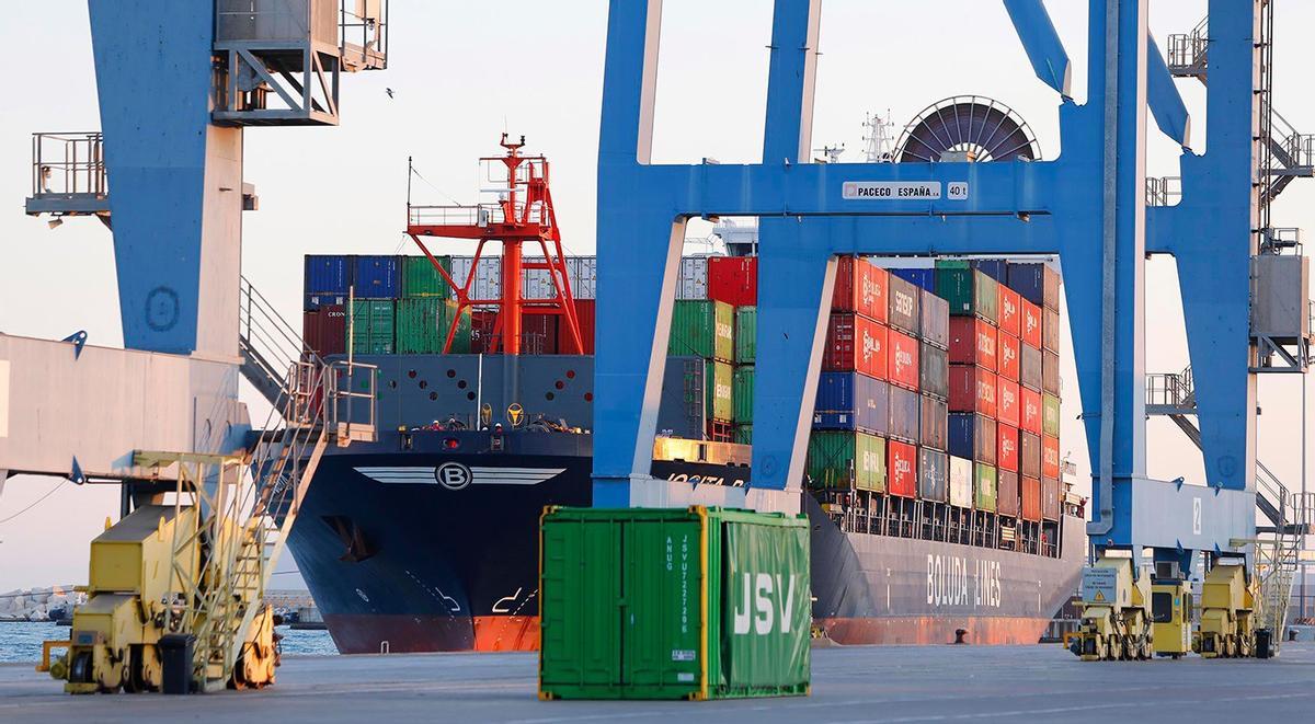 Archivo - Contenedores en el Puerto de Alicante, en una imagen de archivo.