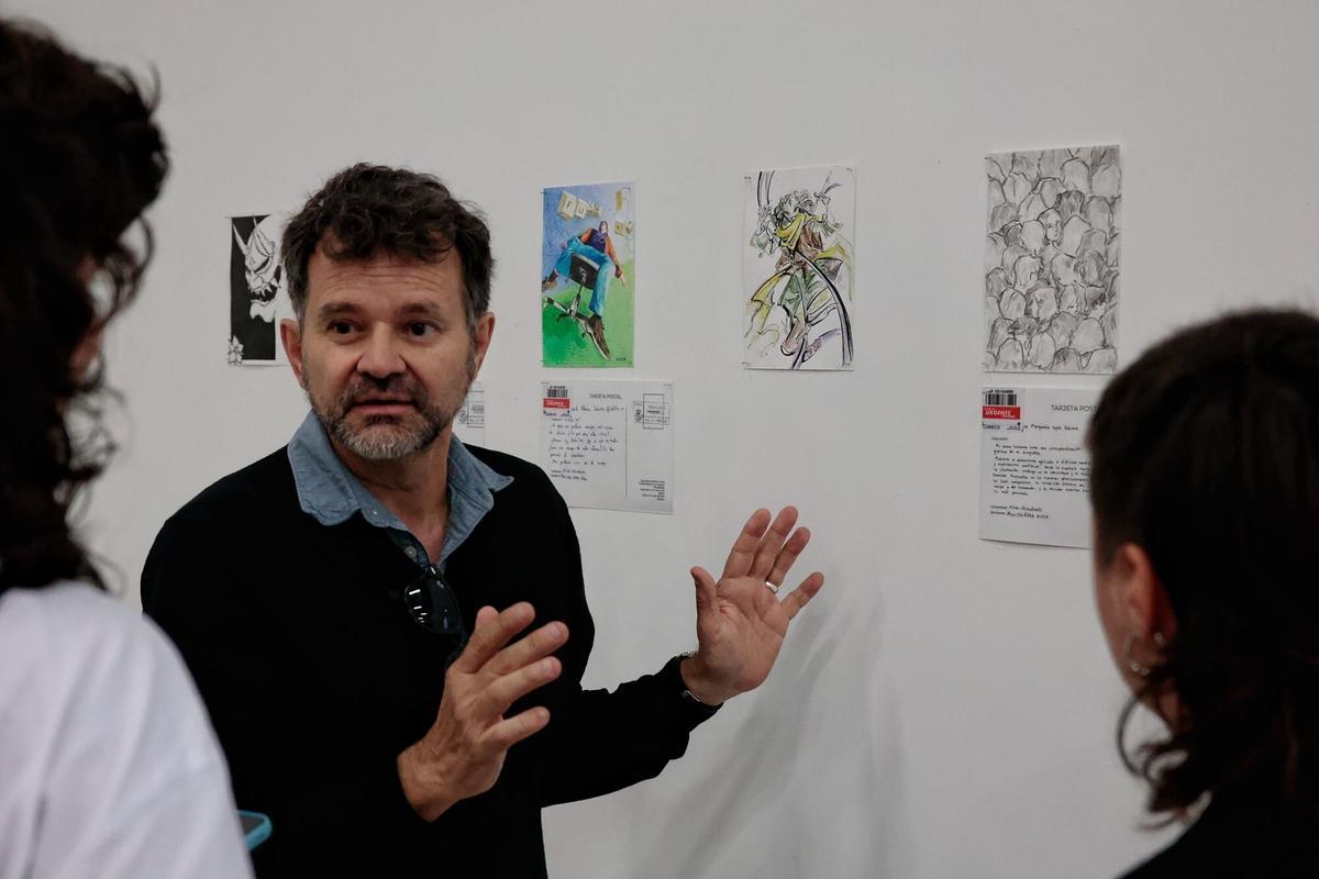 Javier Sicilia junto a la muestra 'Red postal'.