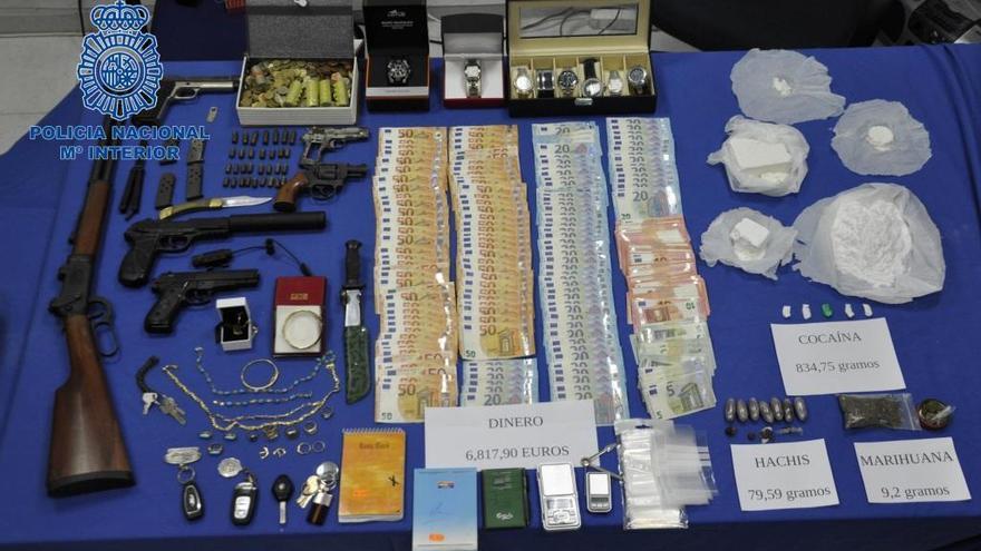 Tres detenidos acusados de venta de droga en un pub de Almendralejo y tenencia de armas de fuego