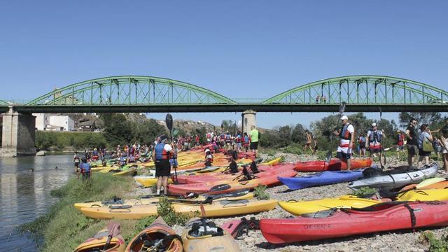 La tradicional piraguada congregó a cerca de 240 personas y puso en valor el paisaje y el patrimonio natural del río.
