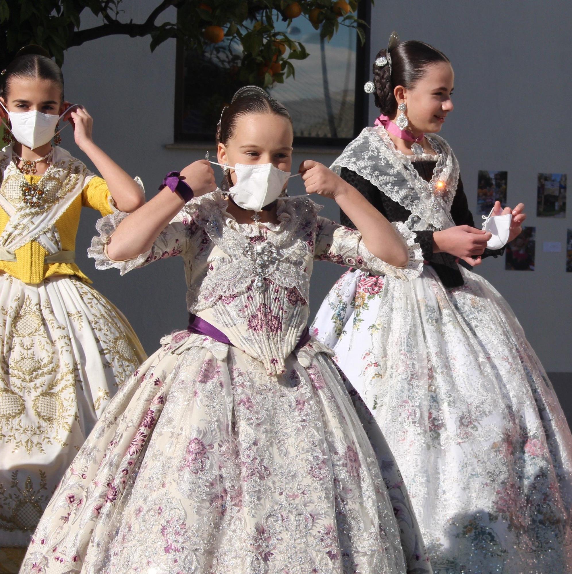 Falleras mayores y cortes recuperan el moño único... y unos segundos sin mascarilla