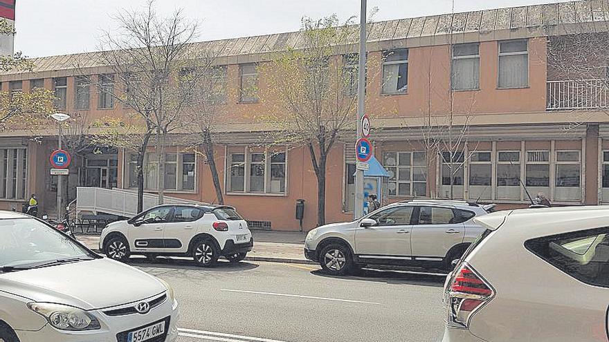 Un vehículo estacionado en un reservado.