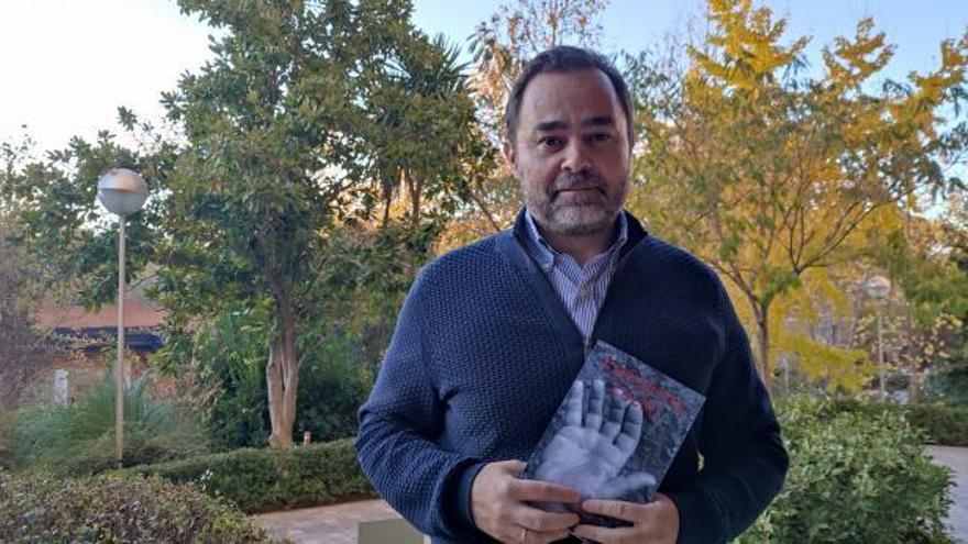 Alberto Louzán, con su novela más reciente, “Expediente Couso”.   | // CEDIDA