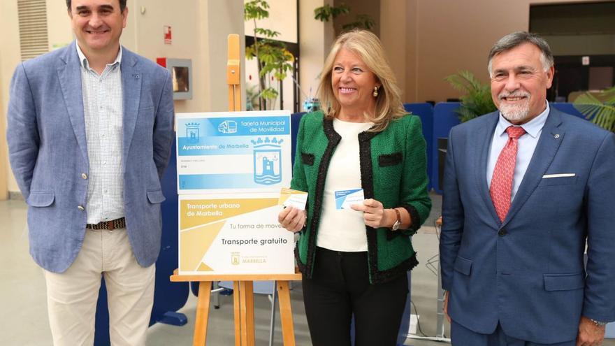 La alcaldesa muestra los dos tipos de tarjetas que usan los vecinos de Marbella para viajar gratis en autobús. | L.O.