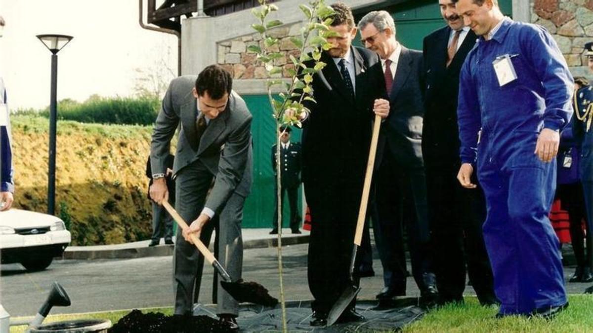El Príncipe, plantando un pumar ante el museo el dìa de su inauguración.