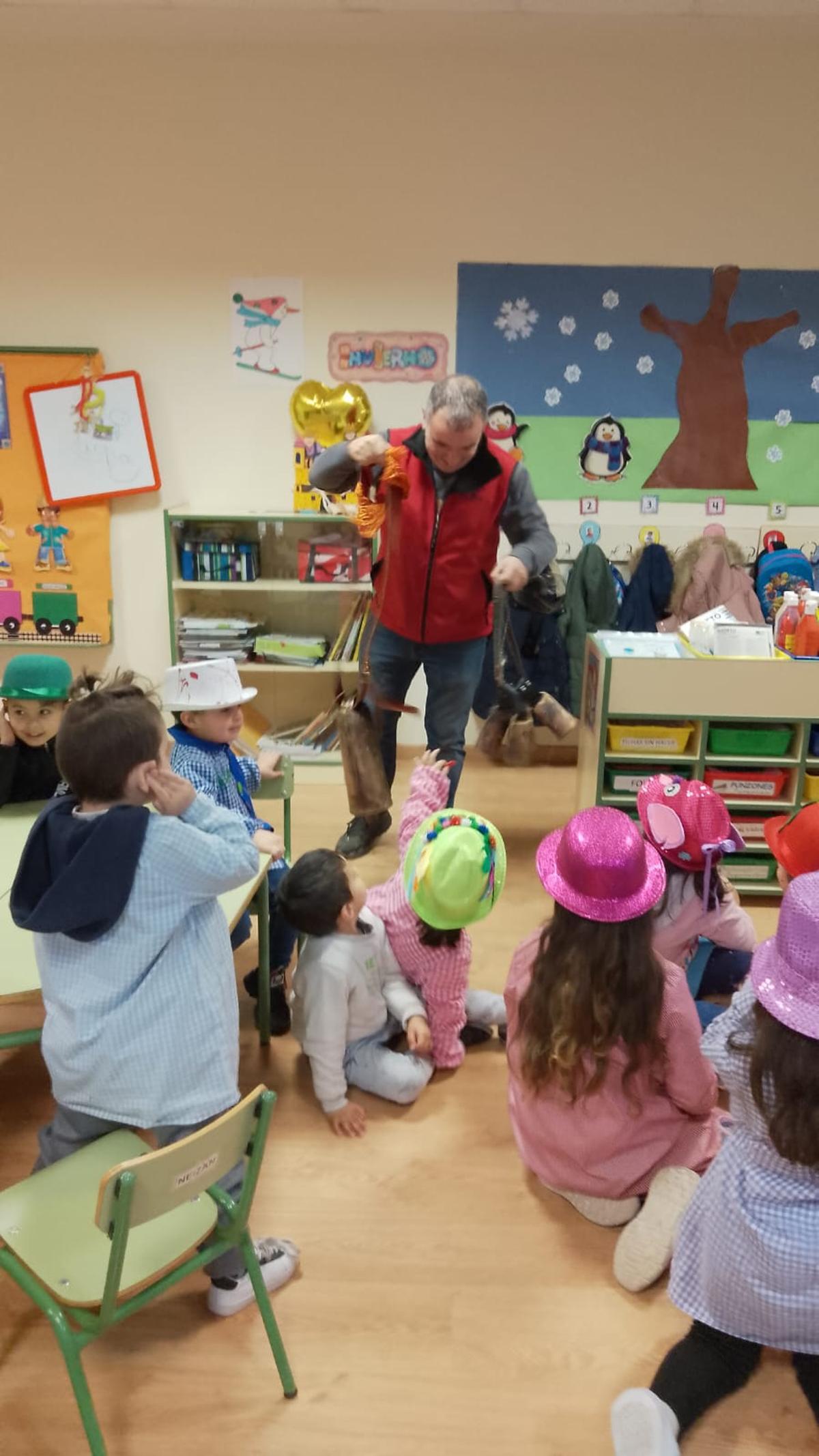 El Toro de Carnaval de Morales entra en las aulas