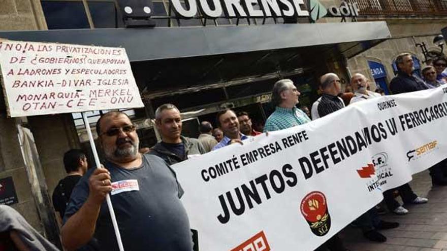 Los trabajadores y representantes sindicales se concentaron toda la mañana en la estación Ourense-Empalme.  // Brais Lorenzo