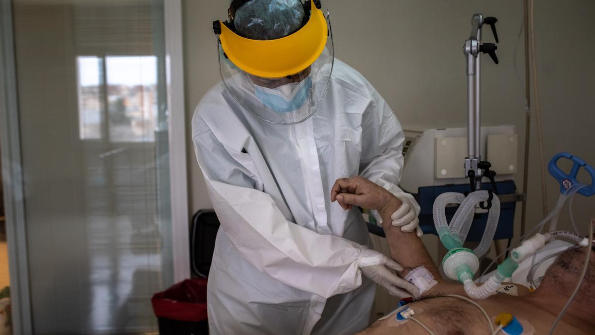 Un sanitario atiende a un paciente de la UCI de Zamora