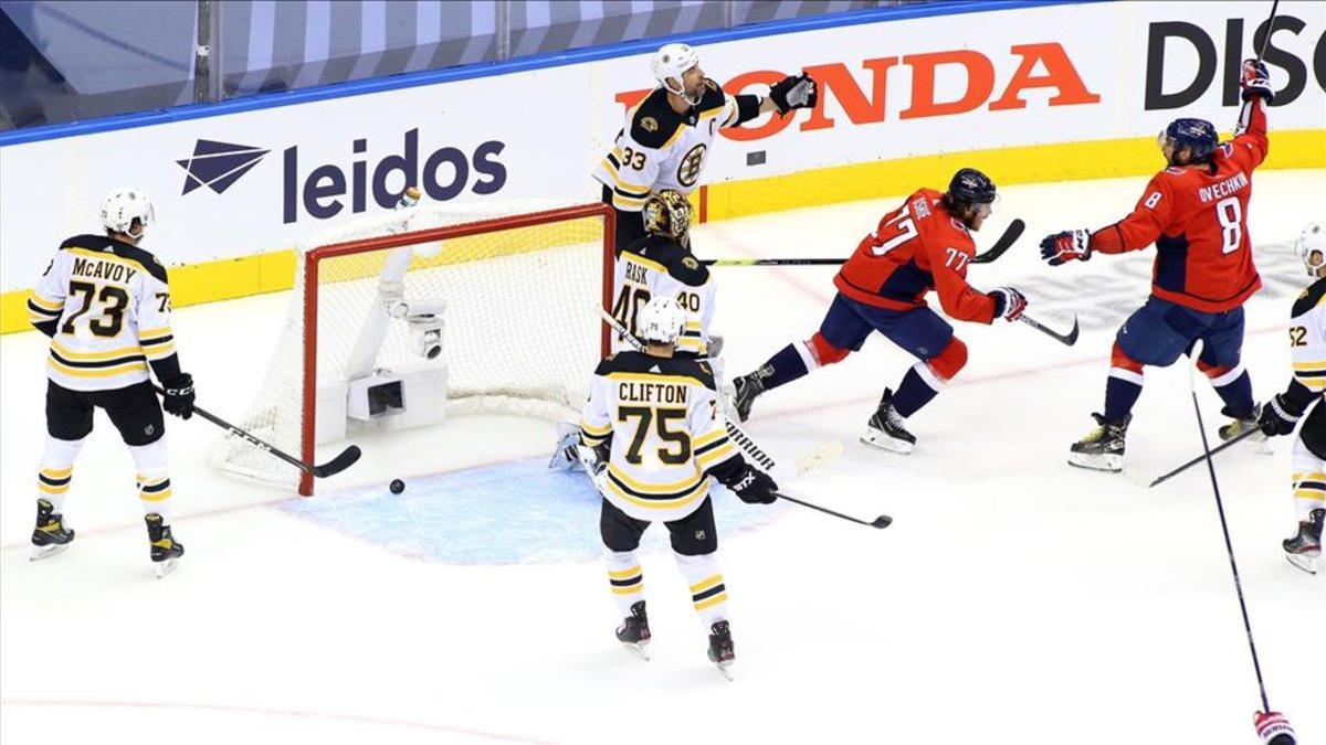 Oshie y Ovechkin (Capitals) celebran un gol ante los Bruins