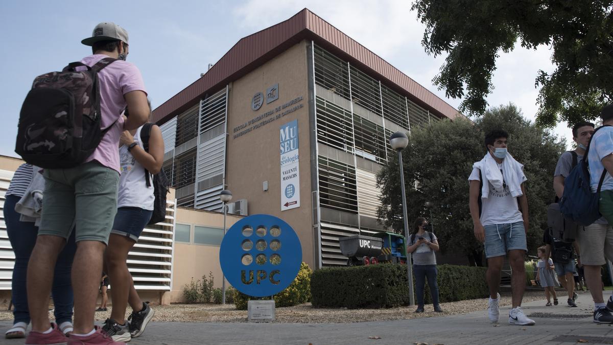 Exterior de la Politècnica de Manresa, a l'avinguda de les Bases de Manresa