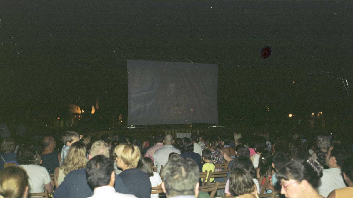 Oriolanos disfrutando de una sesión veraniega de cine en la Glorieta de Orihuela