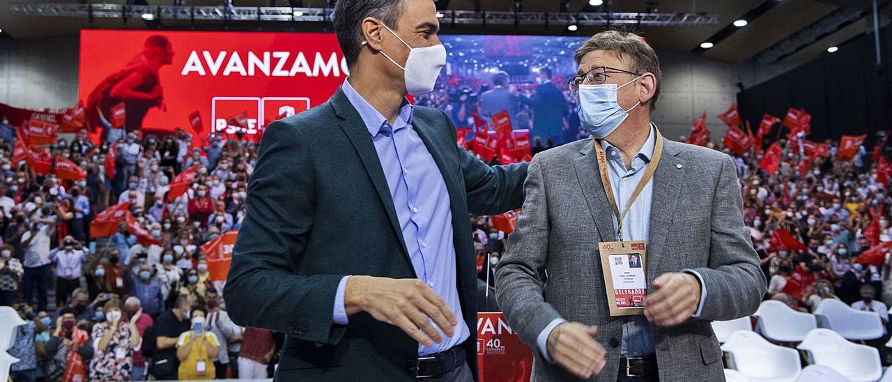 El secretario general del PSOE, Pedro Sánchez, junto al líder de los socialistas valencianos, Ximo Puig, ayer, en Feria València. | GERMÁN CABALLERO