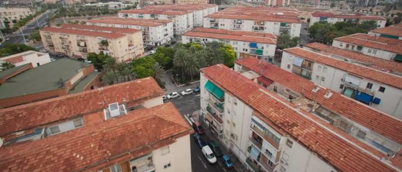 Vista panorámica de los antiguos edificios del barrio San Antón, cuyos vecinos esperan acceder a nuevas viviendas.
