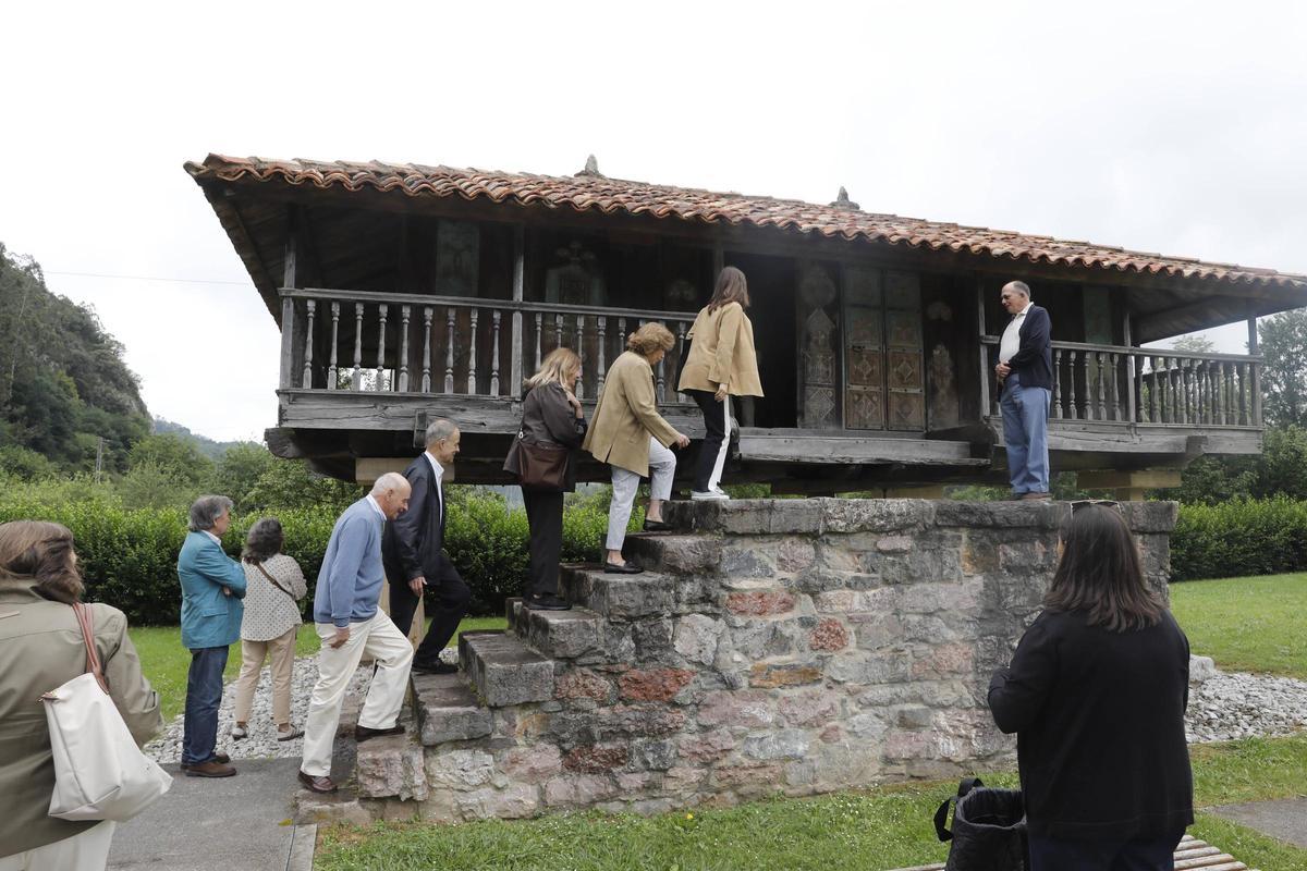 La comitiva portuguesa de "Terras sem sombra", "fascinada" con los hórreos de Ribera de Arriba, en imágenes