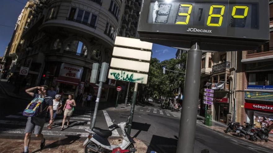 El termómetro de la plaza del Ayuntamiento de Valencia marca 38 grados.