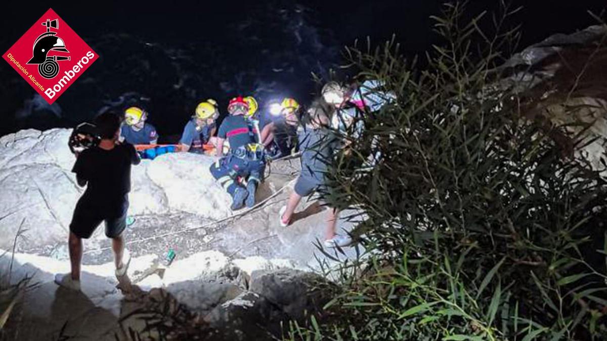 Otra imagen del complicado rescate de este individuo, que sufrió heridas de distinta consideración.