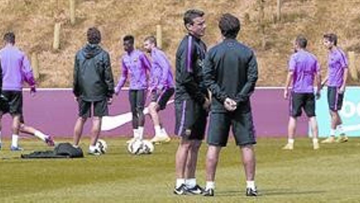 Los miembros del cuerpo técnico observan el entrenamiento de los jugadores del Barça, esta semana en Saint George's Park.