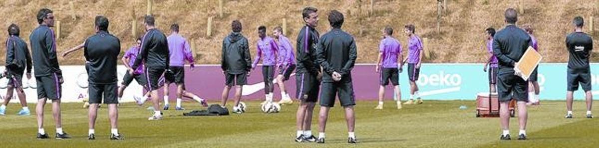 Els membres del cos tècnic observen l’entrenament dels jugadors del Barça, aquesta setmana a Saint George’s Park.